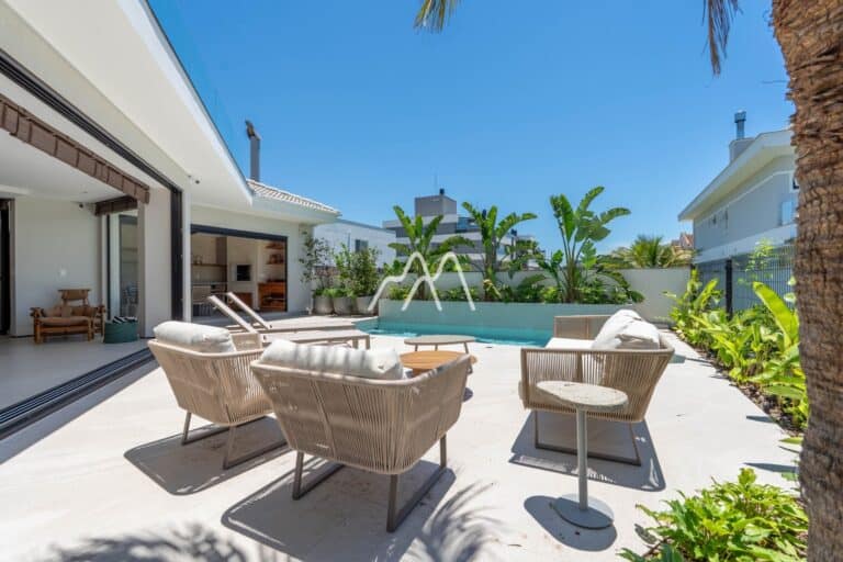 Casa Reformada com 4 Suítes Próxima à Praia – Jurerê Internacional