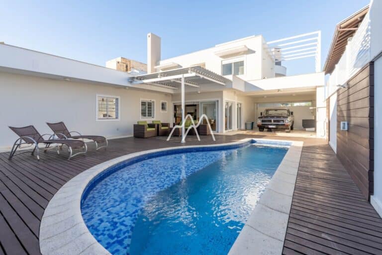 Casa próxima ao mar em Jurerê Internacional