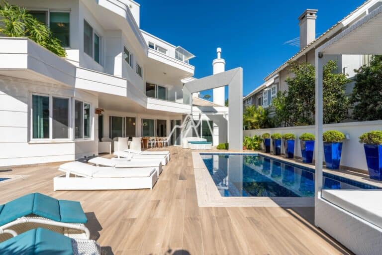 Casa à venda próxima ao mar em Jurerê Internacional
