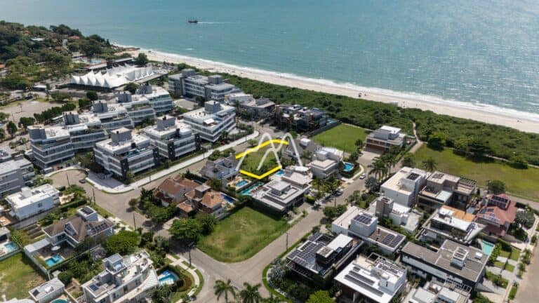 Terreno de esquina e próximo ao mar à venda em Jurerê Internacional
