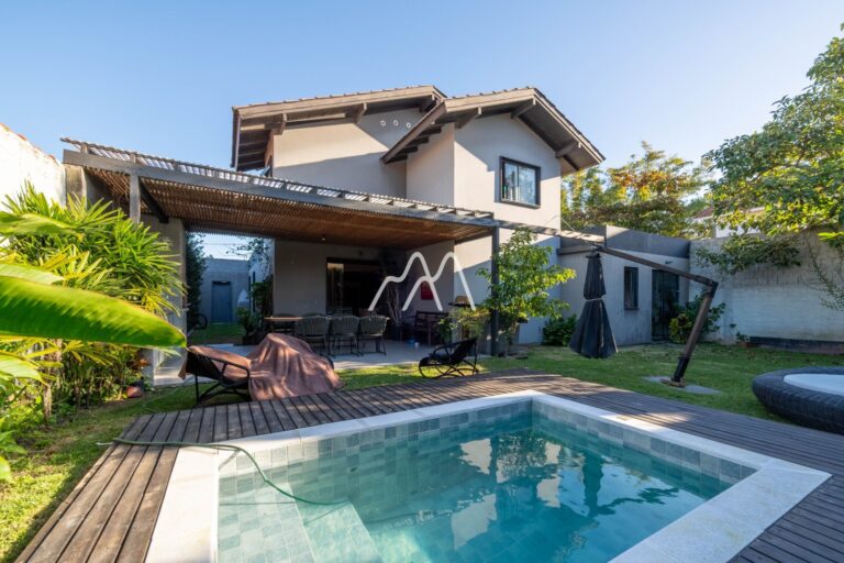 Casa reformada à venda em Jurerê Internacional
